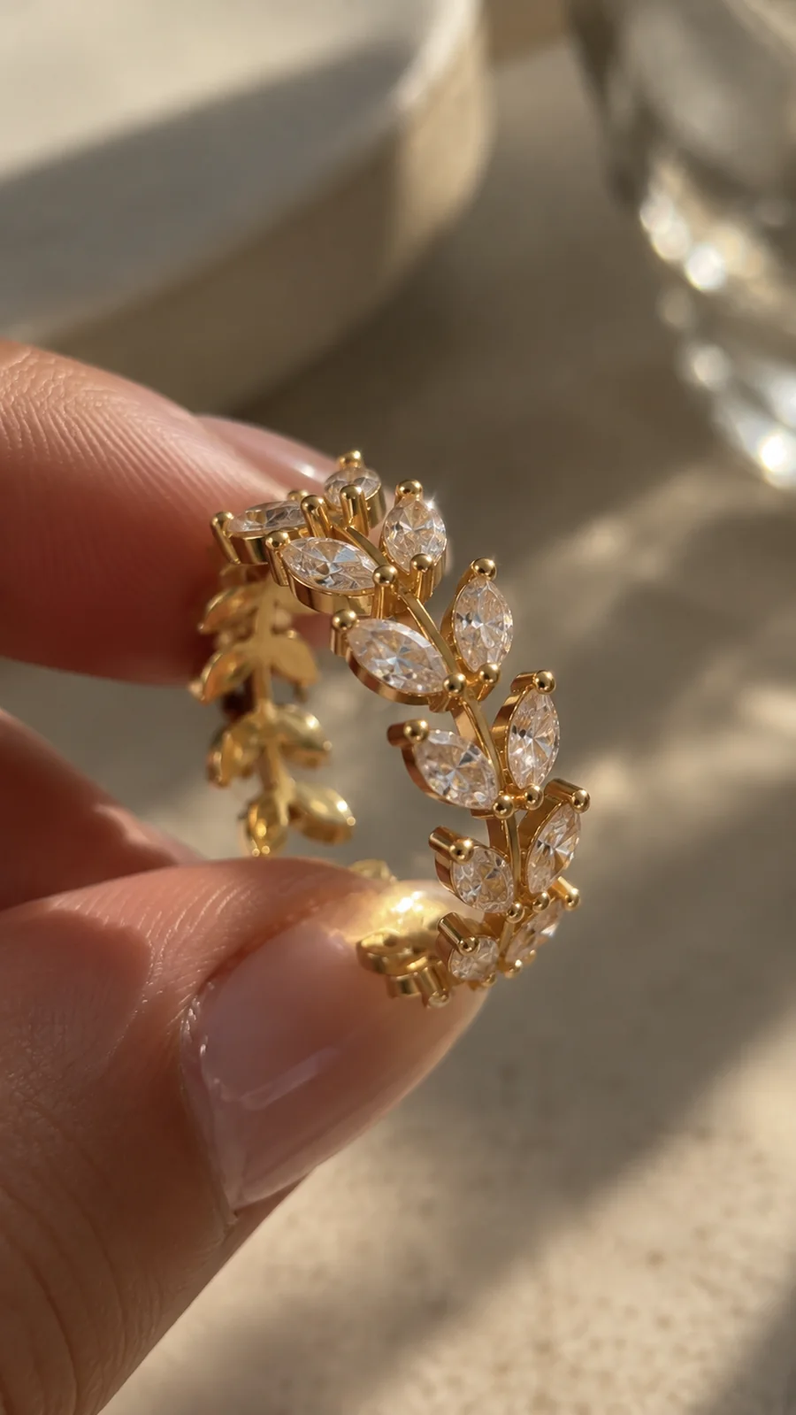 Bague dorée en forme de feuilles sertie de cristaux