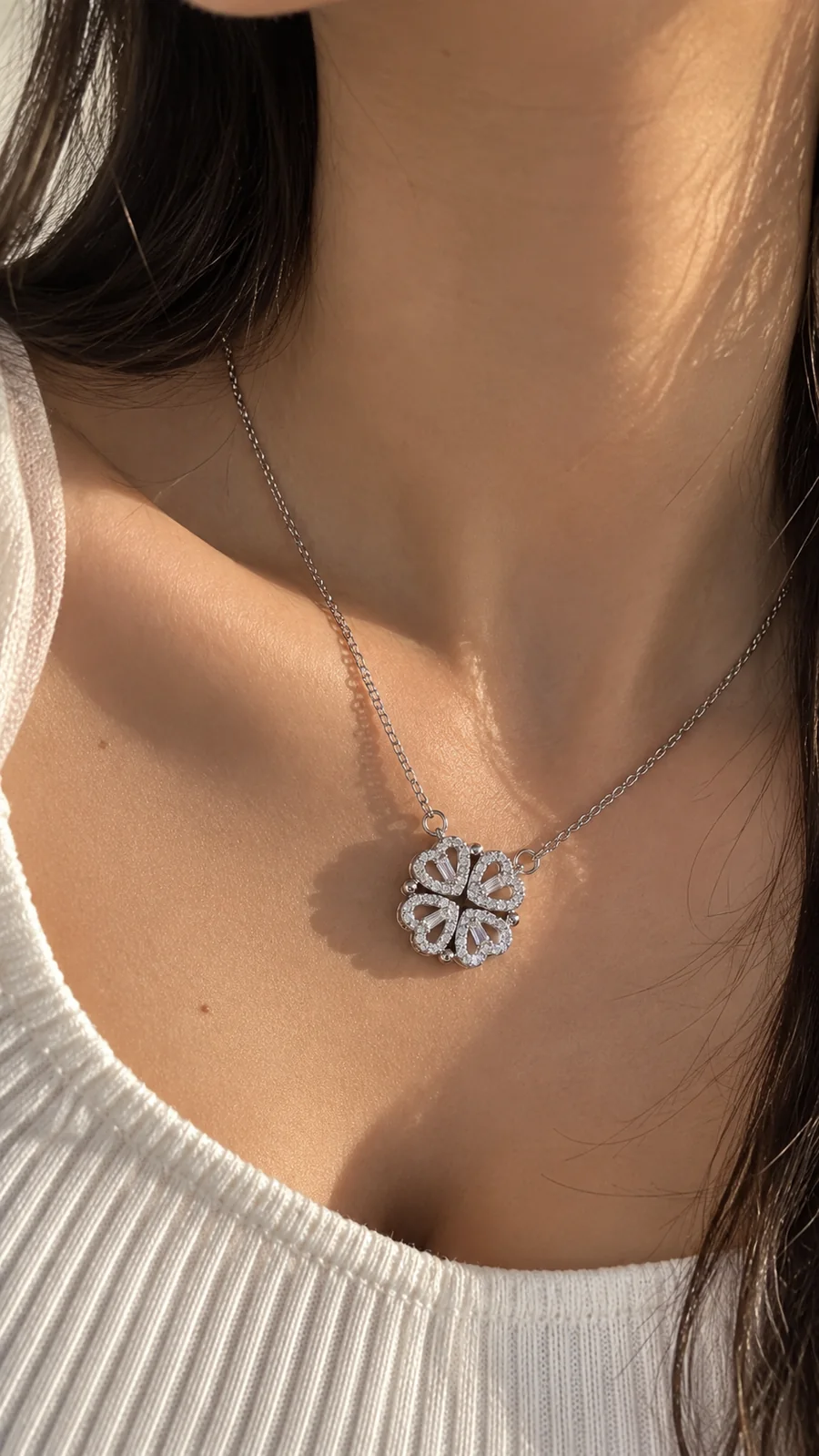 Collier trèfle porté, délicatement posé sur la peau