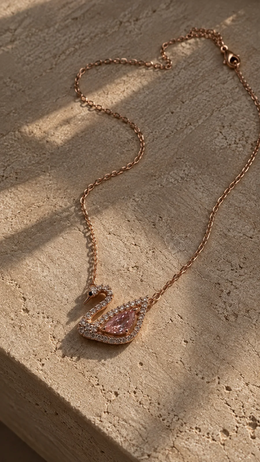Collier pendentif cygne orné de cristaux roses