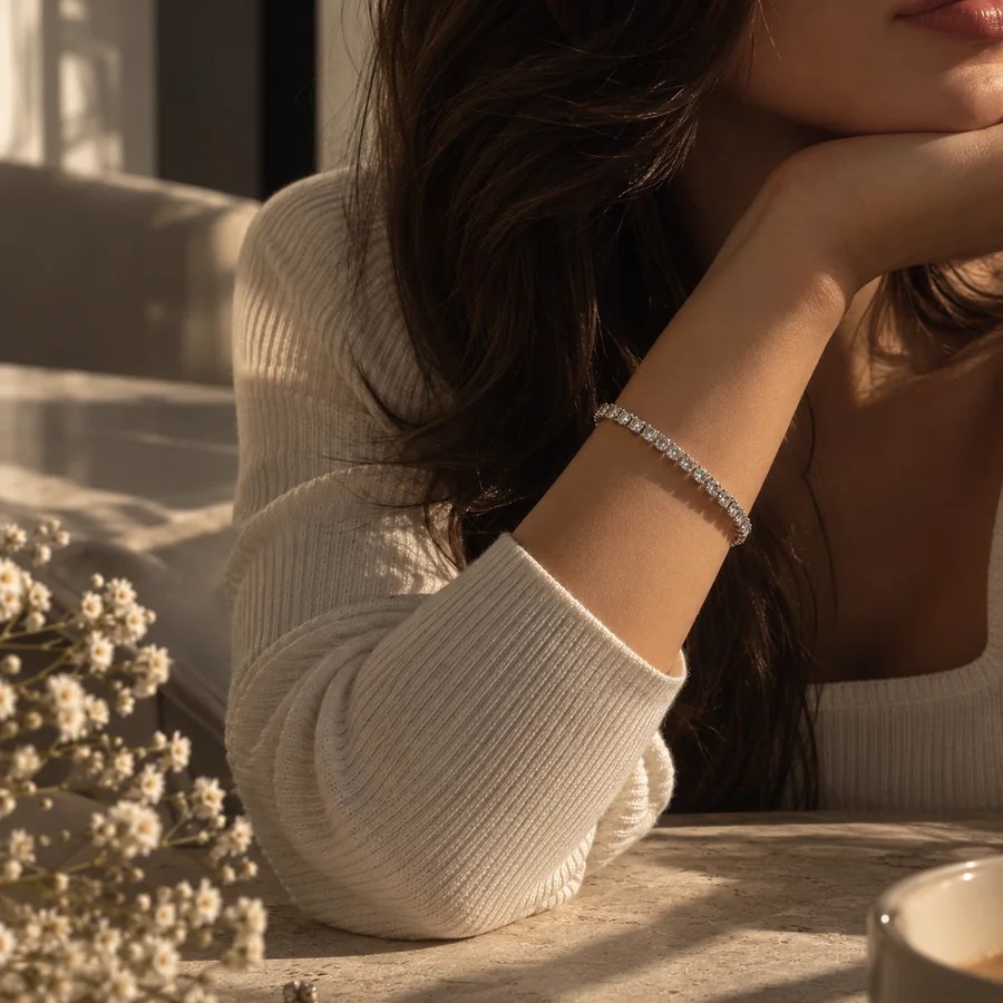 Bracelet VYNN porté dans une lumière douce